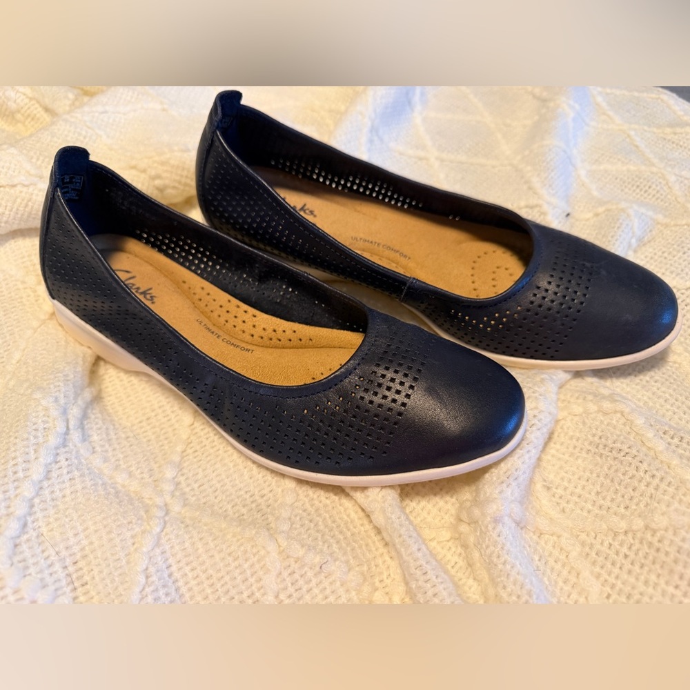 Clarks 7.5 Women's Dark Blue Perforated Loafers